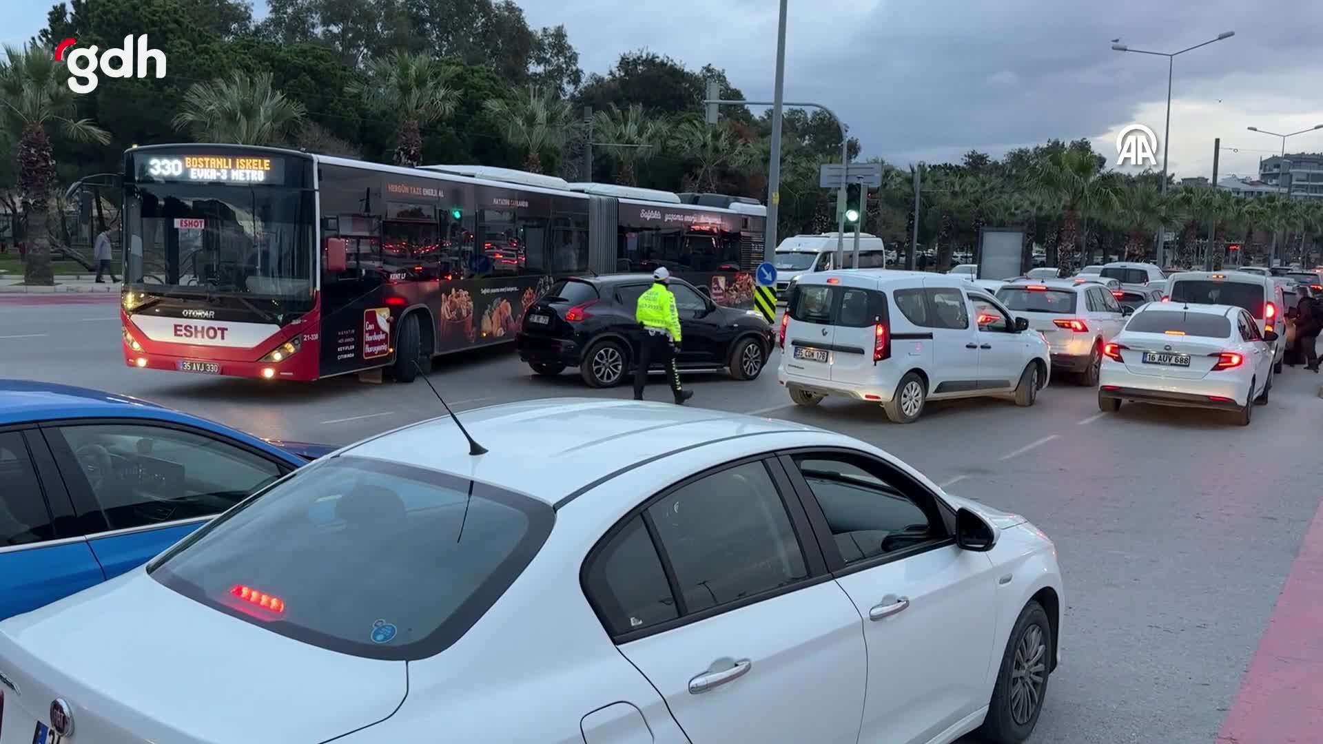 İzmir'de Otobüs Şoförleri Maaşları İçin İş Bıraktı