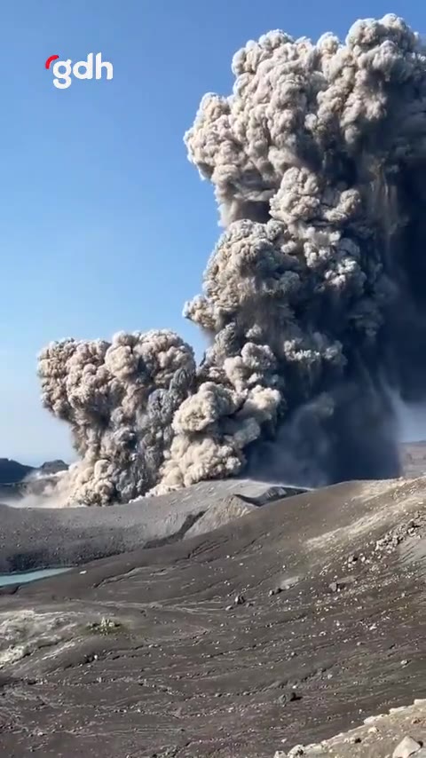 Kuril Adaları'ndaki Ebeko Yanardağı 3 km yükseklikte patladı