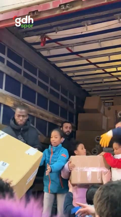 Enner Valencia, yardım çalışmalarıyla gönülleri fethetti