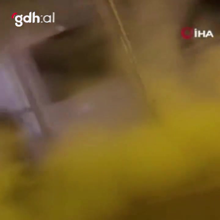 Gençler, Bursa'da otobüs durağındaki kişiye tüp püskürttü kaçtı