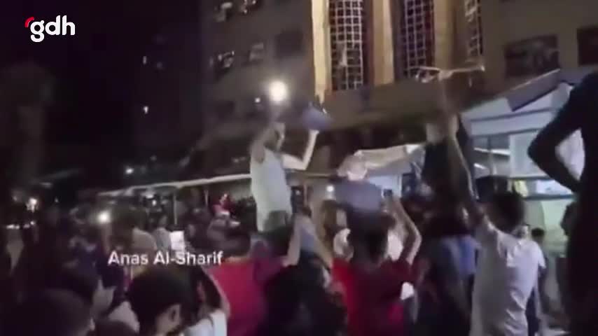 Gazzeliler, İsrail-Hamas ateşkesini sokaklarda kutluyor