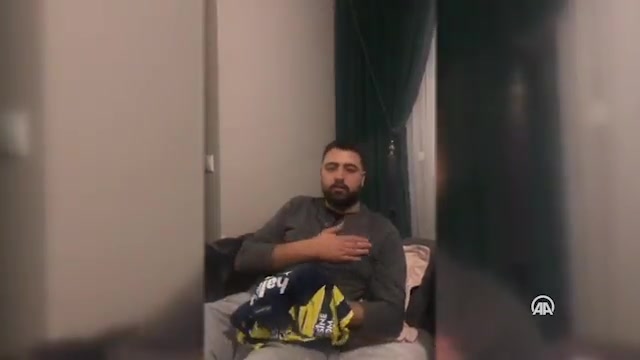 Depremzede Adnan Albayram, İrfan Can'ın formasını satıyor