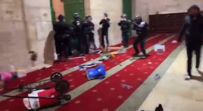 İsrail güçleri Mescid-i Aksa'da ibadet edenleri dışarı çıkarıyor