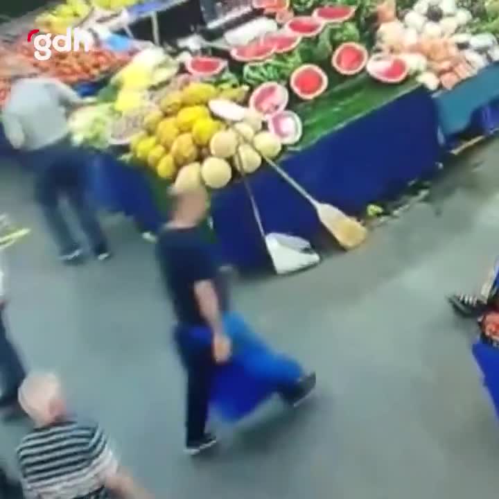 Başakşehir’de pazarcılar arasında silahlı kavga: 1 yaralı