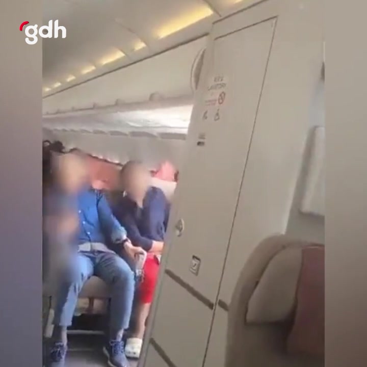 Asiana uçağının kapısı inişte aniden açıldı, yaralanma yok