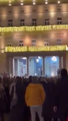 Belgrad'da hükümet karşıtı protestolar, camlar kırıldı!