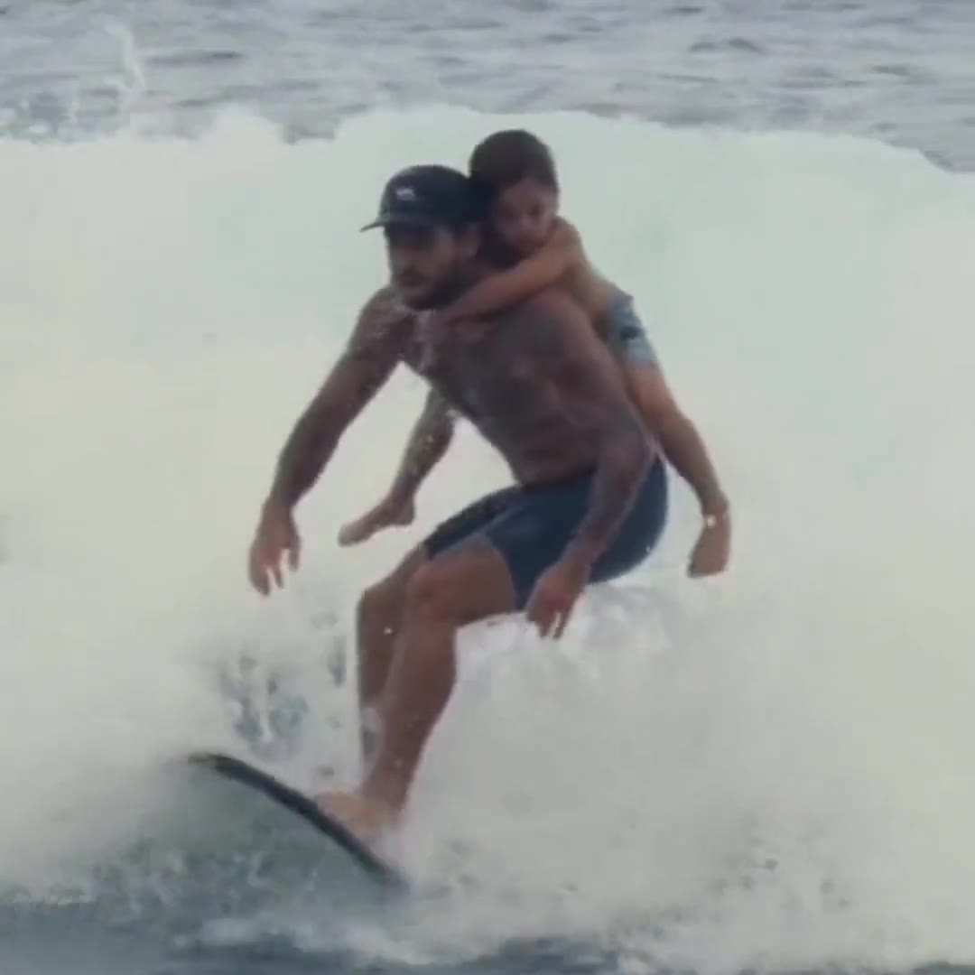 🏄‍♂️ Sörfü babasından öğrenen ufaklığın heyecanı