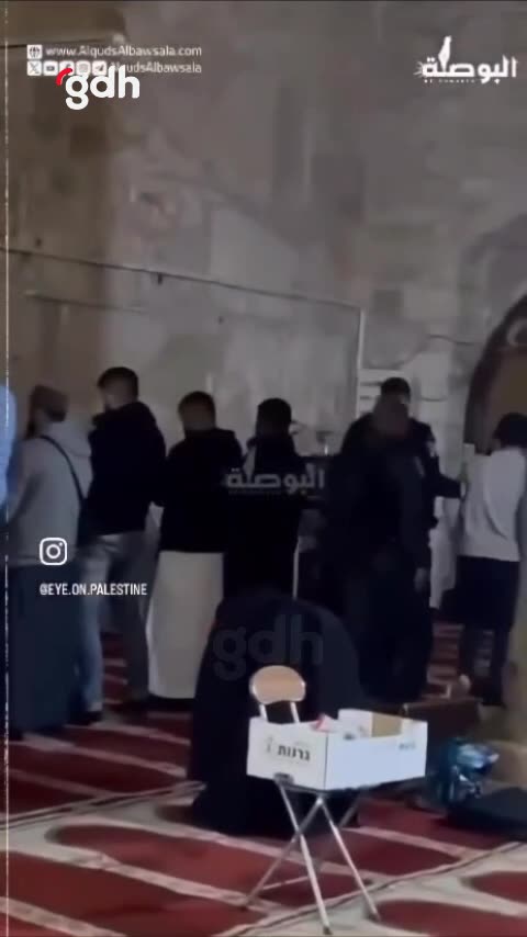 İsrail güçleri Mescid-i Aksa'da ibadet edenlere saldırdı