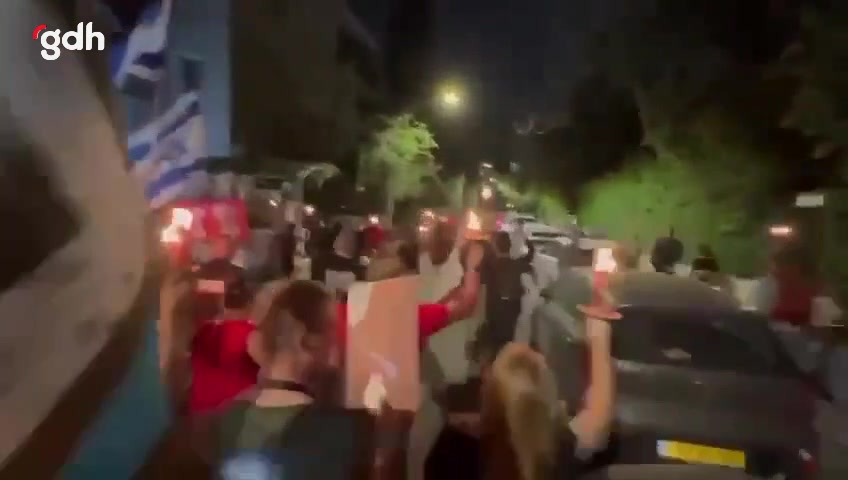 Netanyahu'nun evinde hükümet karşıtı büyük protesto, 3 gözaltı