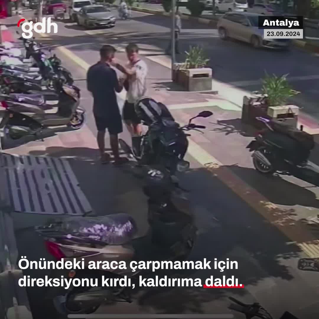 Sürücü yayalara yol vermek için direksiyonu kırdı, 3 kişi son anda kurtuldu